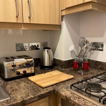 Appartamento Modern 2 Bed Apt In Egham High Street, With Private Parking And Wifi Esterno foto