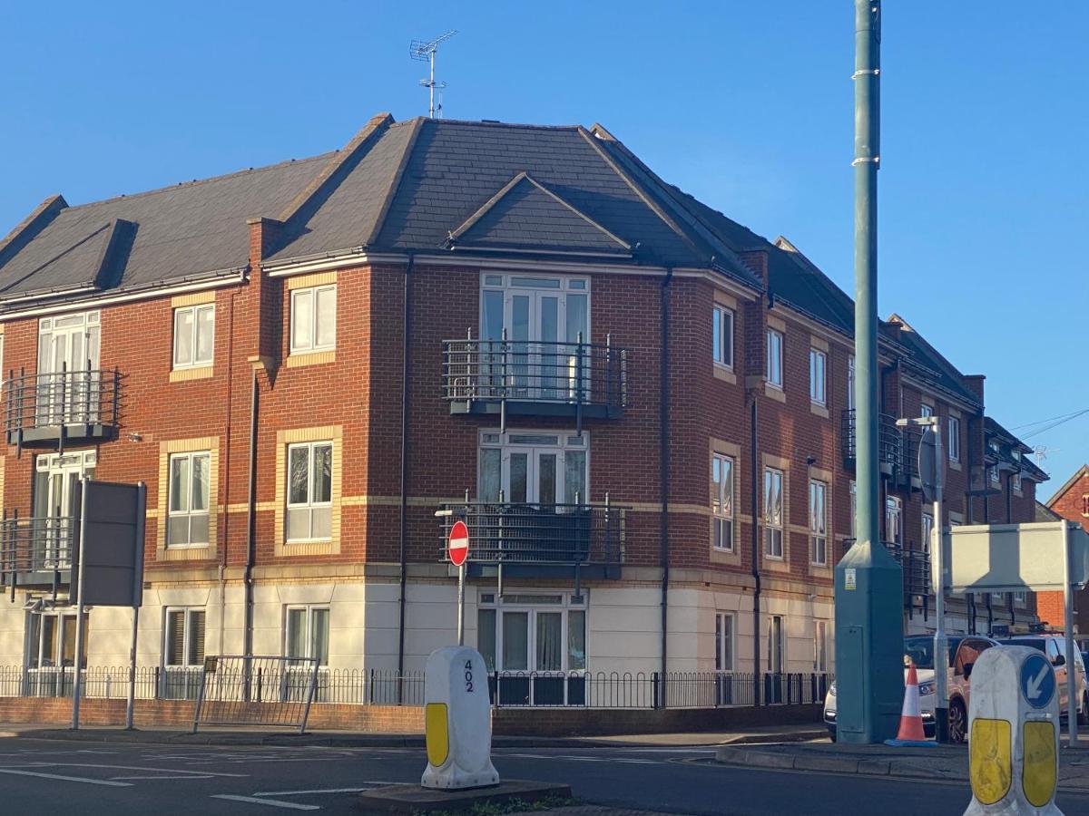 Appartamento Modern 2 Bed Apt In Egham High Street, With Private Parking And Wifi Esterno foto