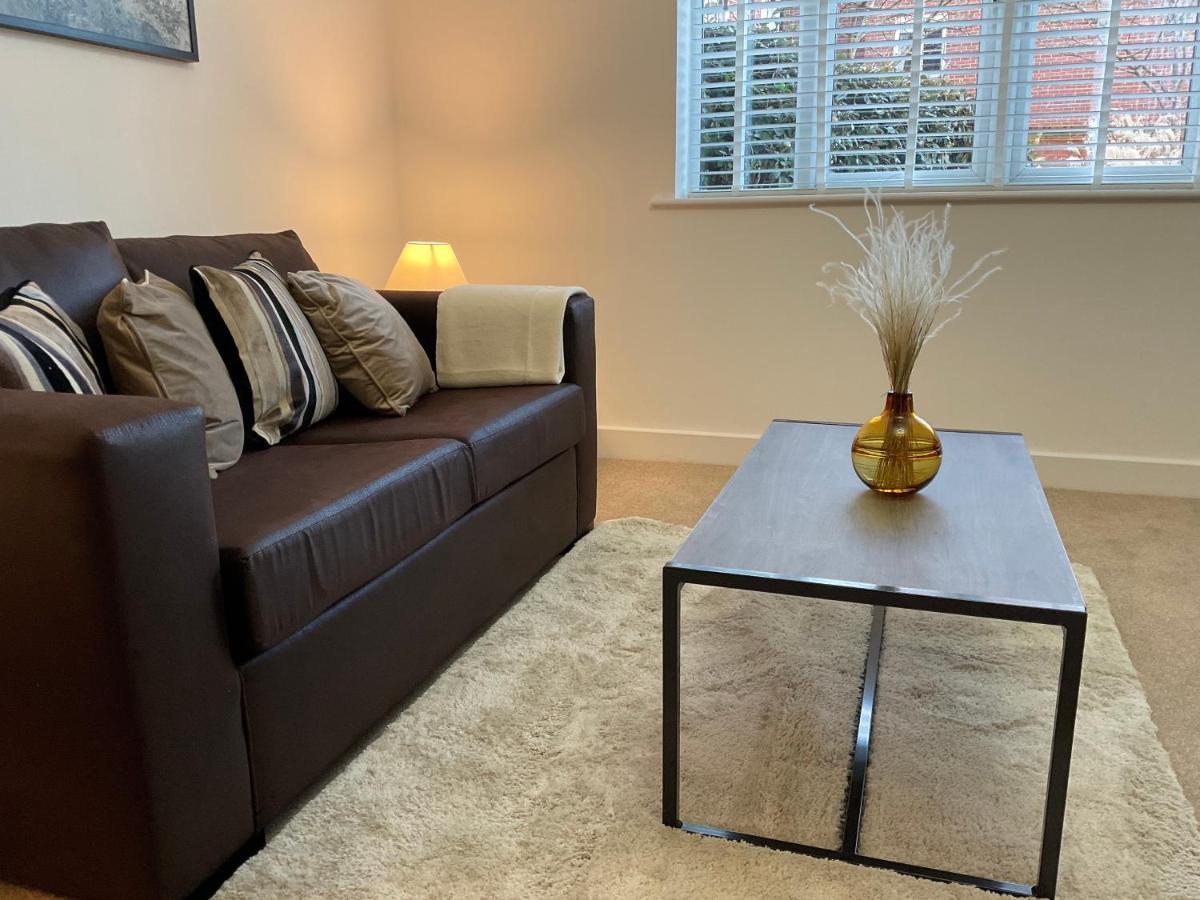 Appartamento Modern 2 Bed Apt In Egham High Street, With Private Parking And Wifi Esterno foto