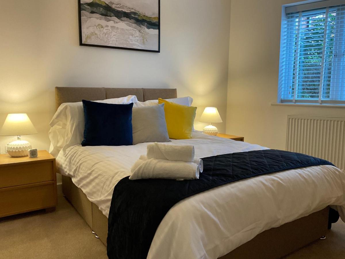 Appartamento Modern 2 Bed Apt In Egham High Street, With Private Parking And Wifi Esterno foto