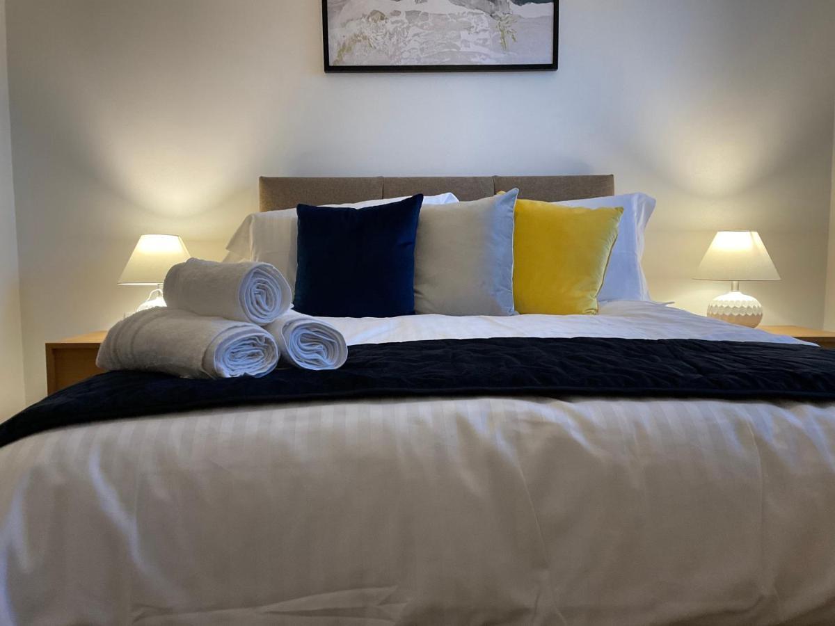 Appartamento Modern 2 Bed Apt In Egham High Street, With Private Parking And Wifi Esterno foto