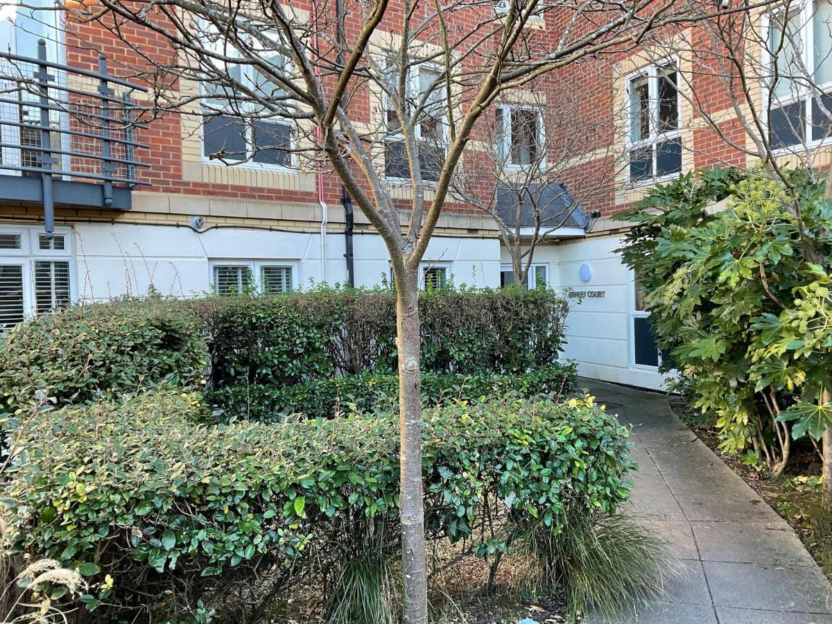 Appartamento Modern 2 Bed Apt In Egham High Street, With Private Parking And Wifi Esterno foto