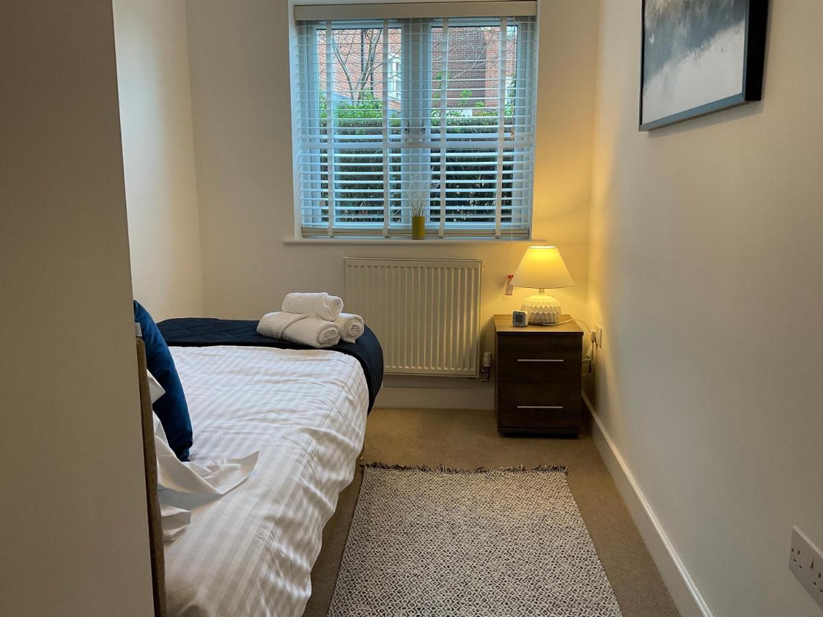 Appartamento Modern 2 Bed Apt In Egham High Street, With Private Parking And Wifi Esterno foto