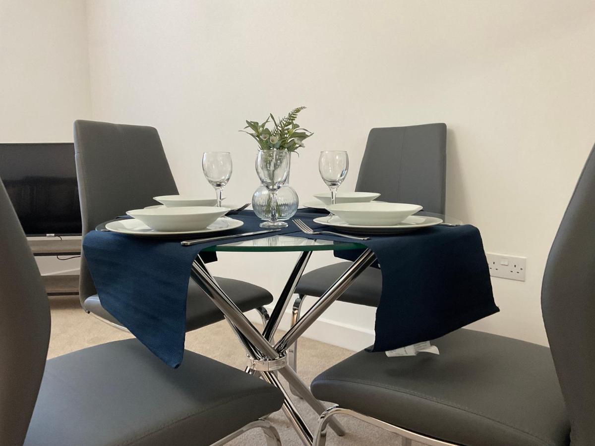 Appartamento Modern 2 Bed Apt In Egham High Street, With Private Parking And Wifi Esterno foto
