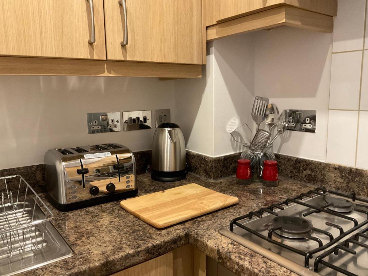 Appartamento Modern 2 Bed Apt In Egham High Street, With Private Parking And Wifi Esterno foto