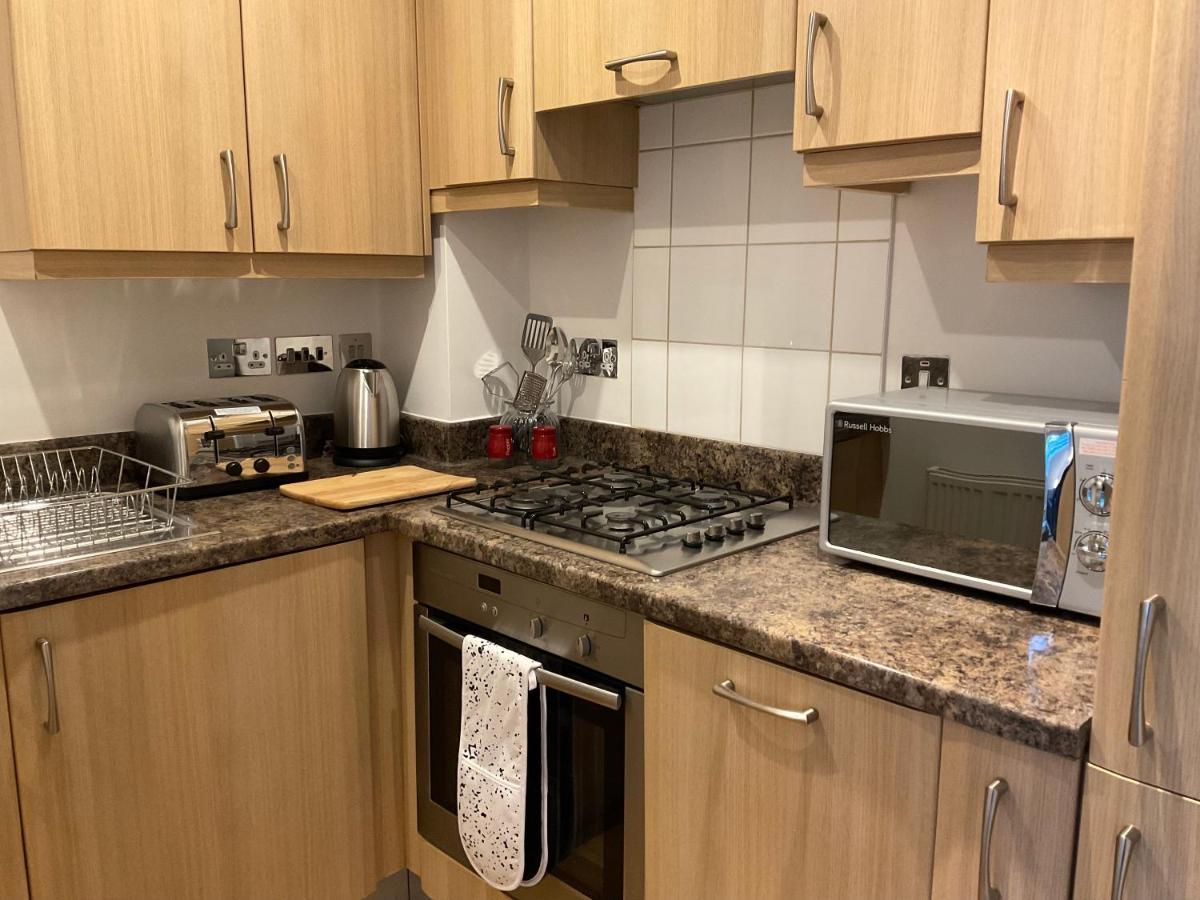 Appartamento Modern 2 Bed Apt In Egham High Street, With Private Parking And Wifi Esterno foto