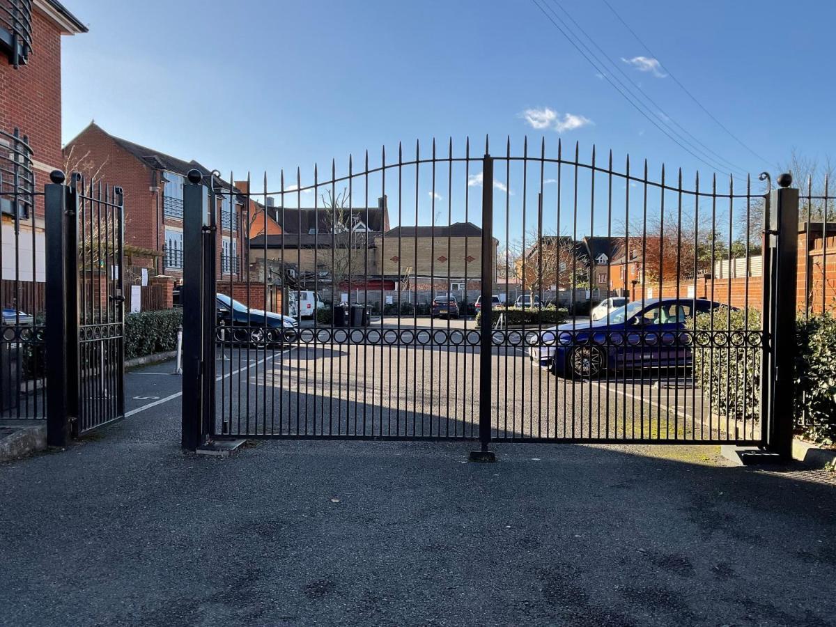 Appartamento Modern 2 Bed Apt In Egham High Street, With Private Parking And Wifi Esterno foto